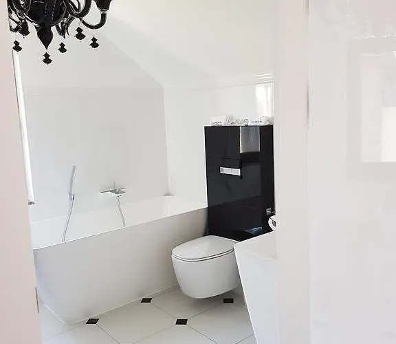 Leo Royal فيلة *